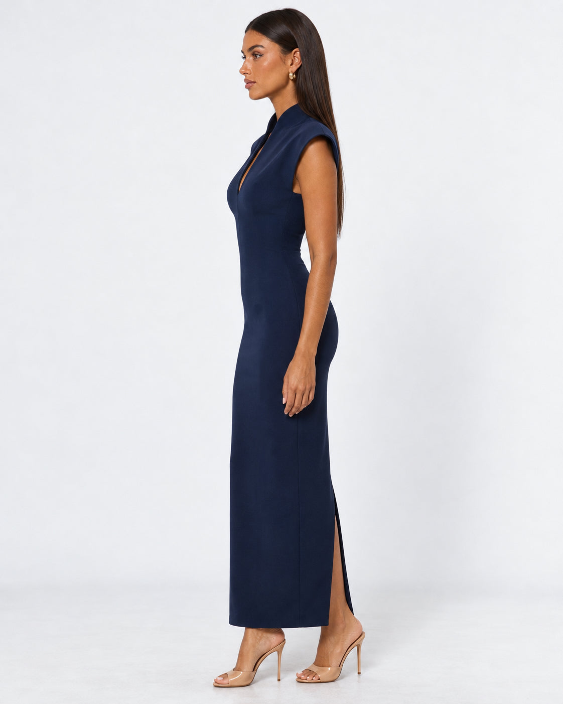 Vestido comprido com decote em V e ombros estruturados