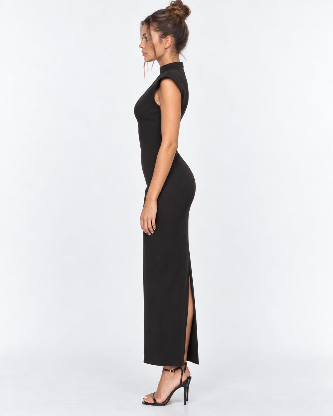 Vestido comprido com decote em V e ombros estruturados
