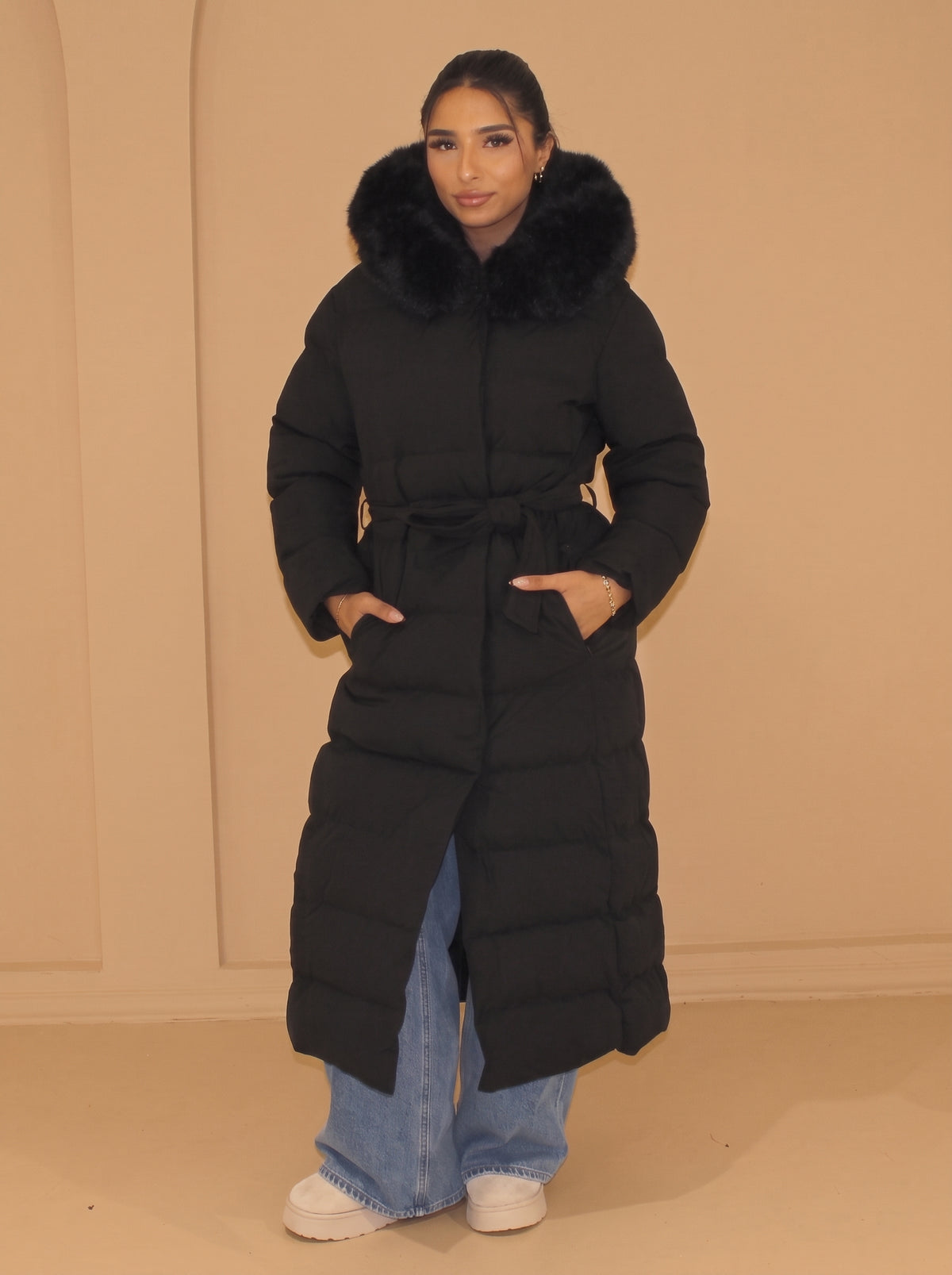 Parka comprida com pelo sintético preta