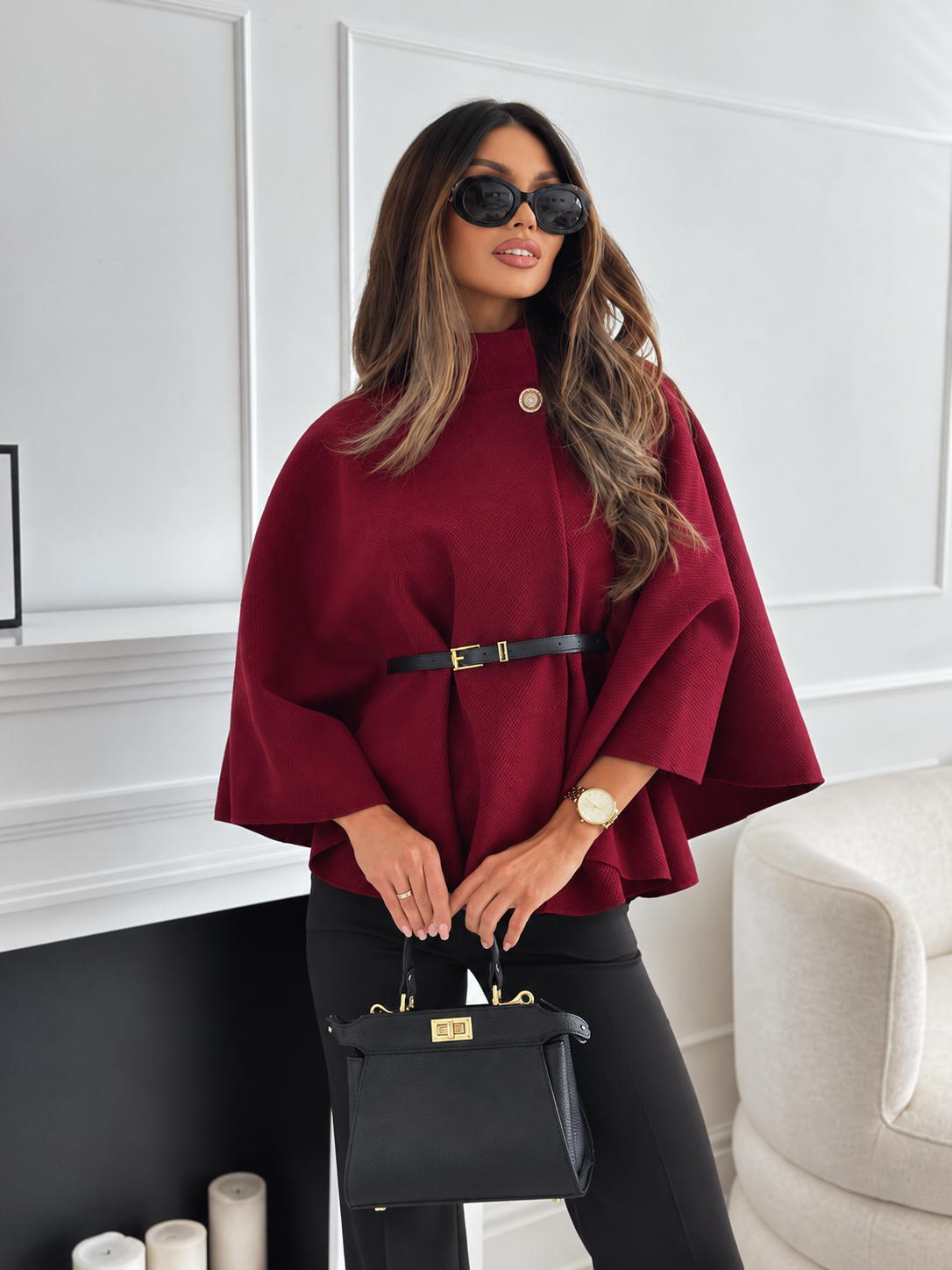 Poncho de lã com gola alta e cinto