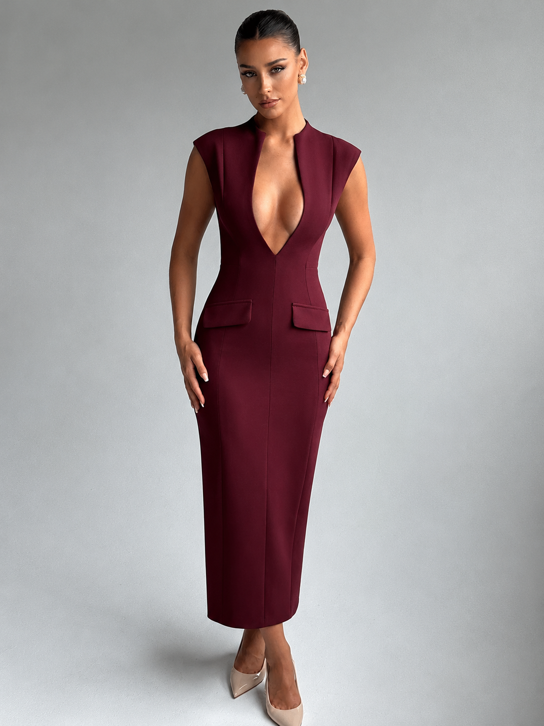 Vestido midi vermelho-cereja com decote em V profundo
