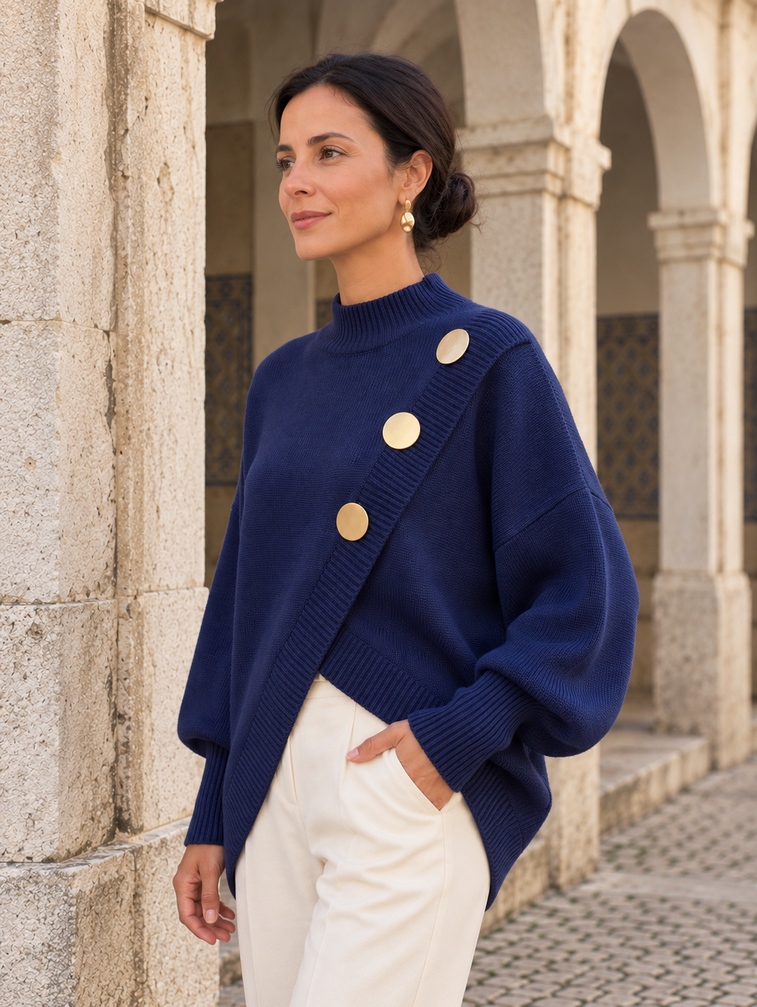 Camisola assimétrica de gola alta com botões dourados