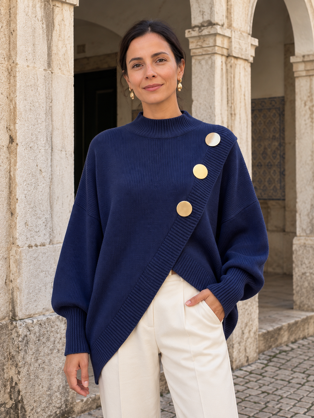 Camisola assimétrica de gola alta com botões dourados