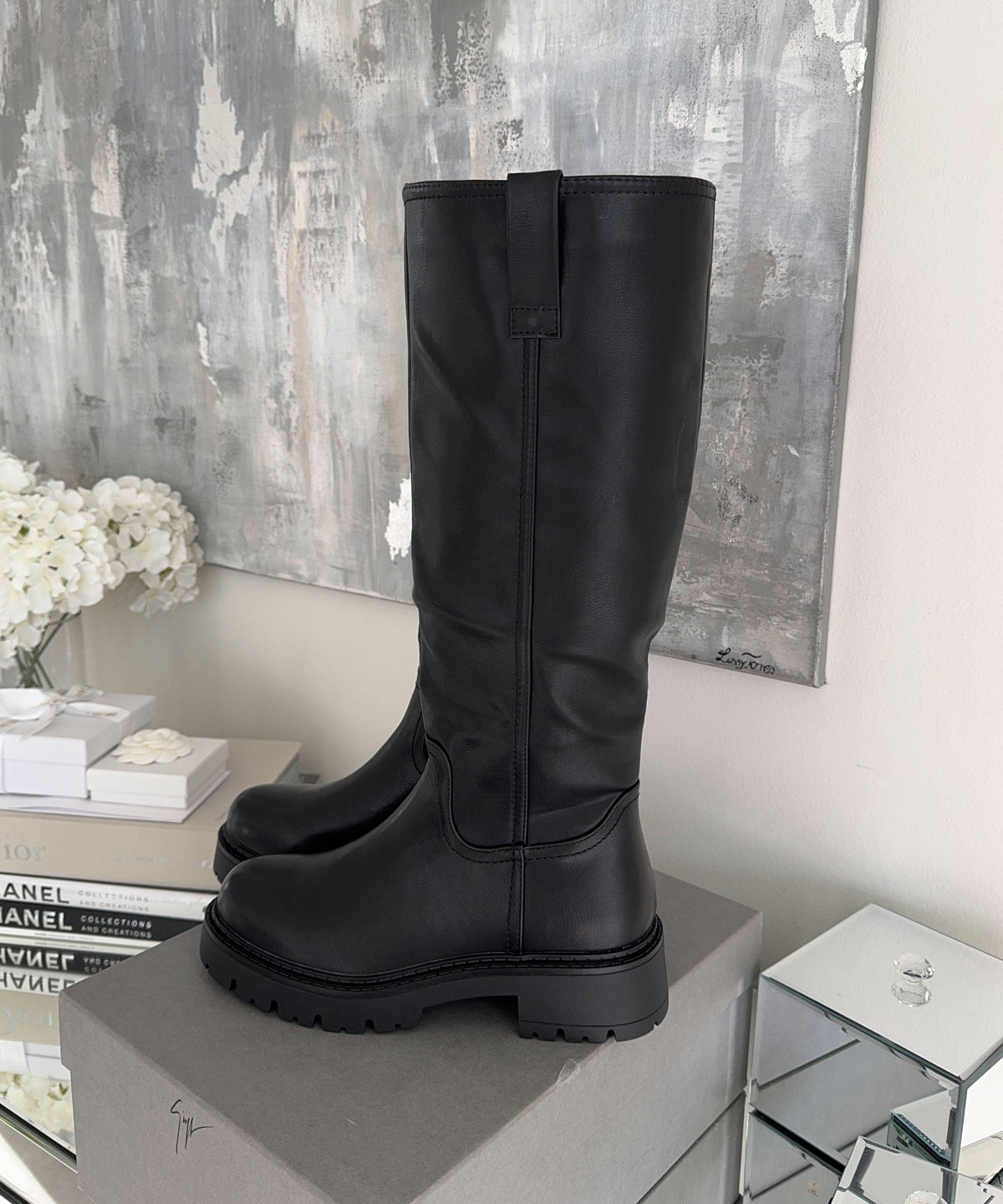 Botas altas pretas de sola grossa em pele sintética