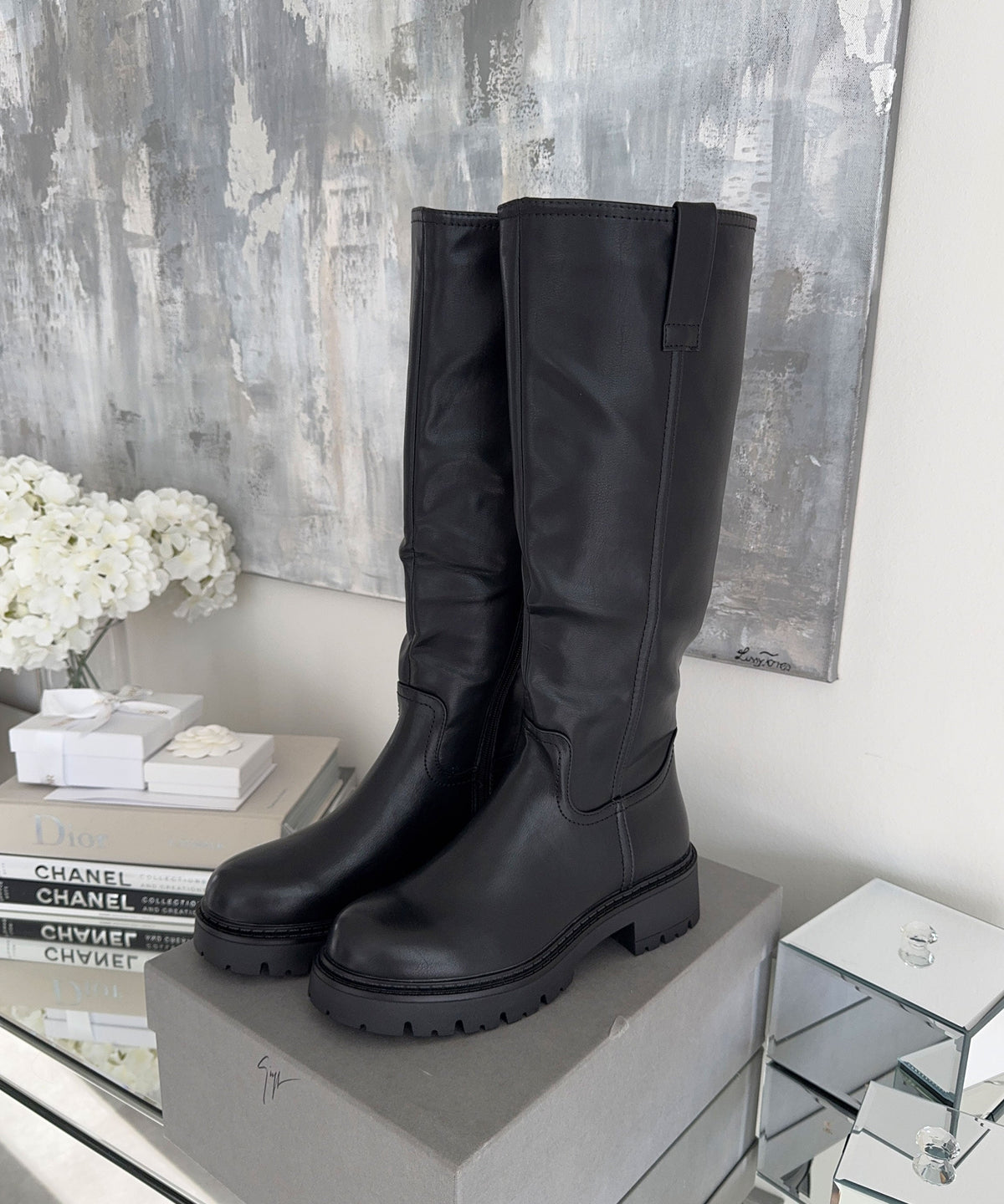 Botas altas pretas de sola grossa em pele sintética
