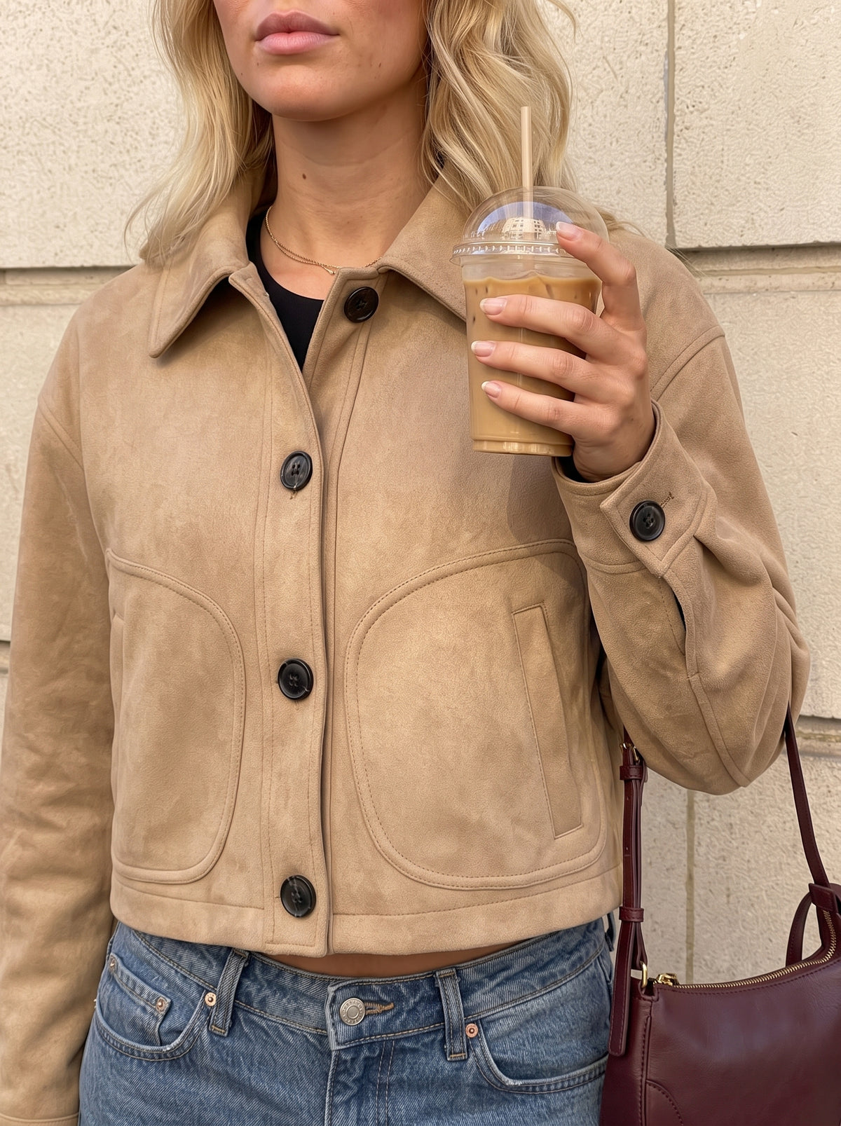 Jaqueta curta camel com gola de camisa e botões