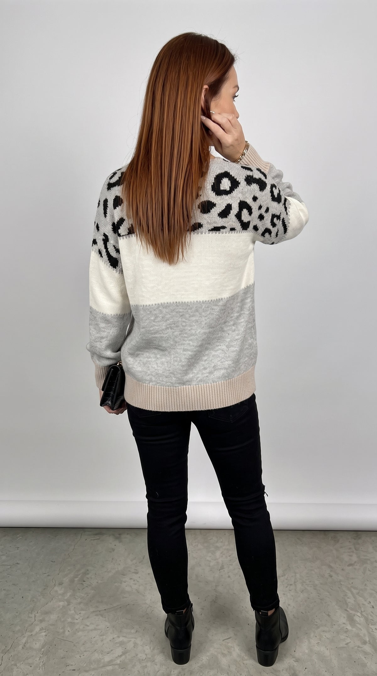 Camisola de malha cinzenta com padrão leopardo