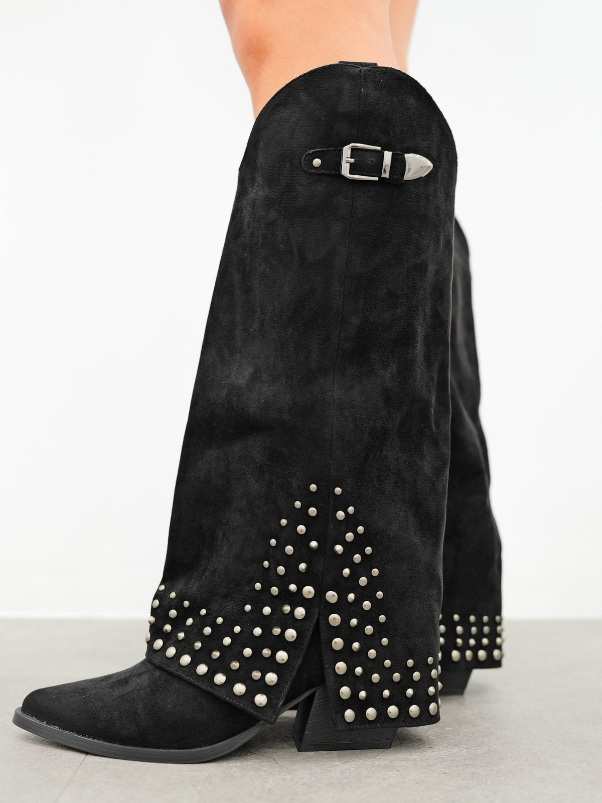 Bota de salto alto com tachas, em preto