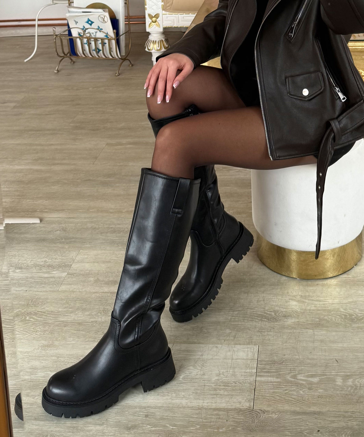 Botas altas pretas de sola grossa em pele sintética