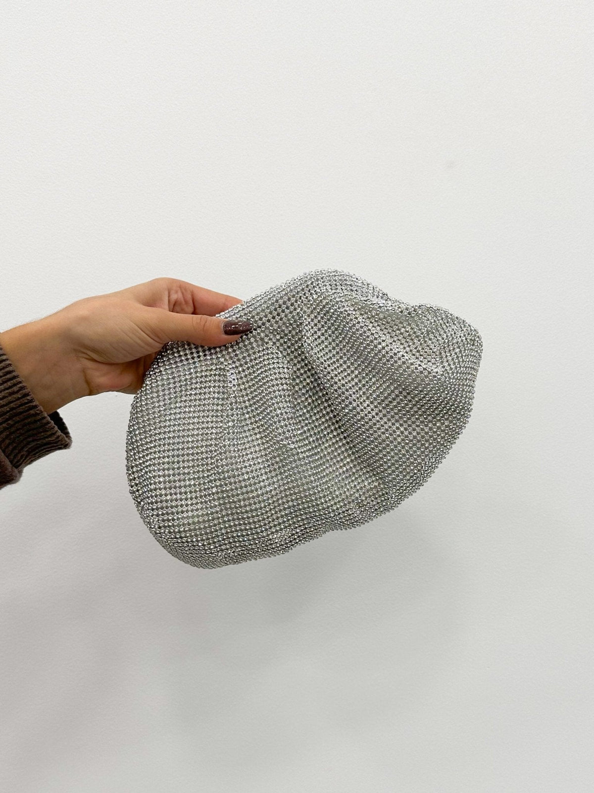 Clutch em forma de caixinha de bombons com brilhos prateados