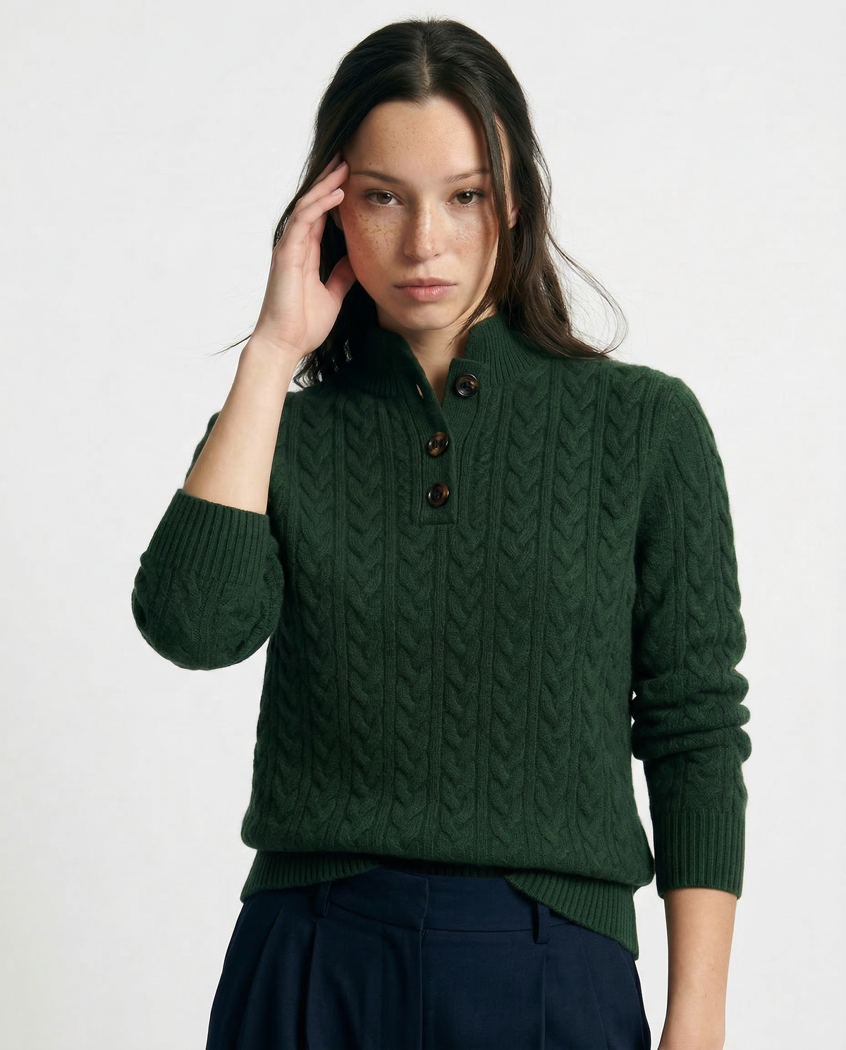 Camisola de malha entrançada com gola alta e botões