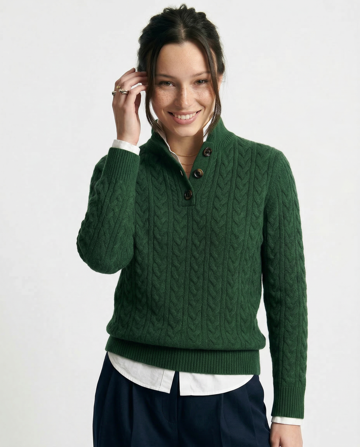 Camisola de malha entrançada com gola alta e botões