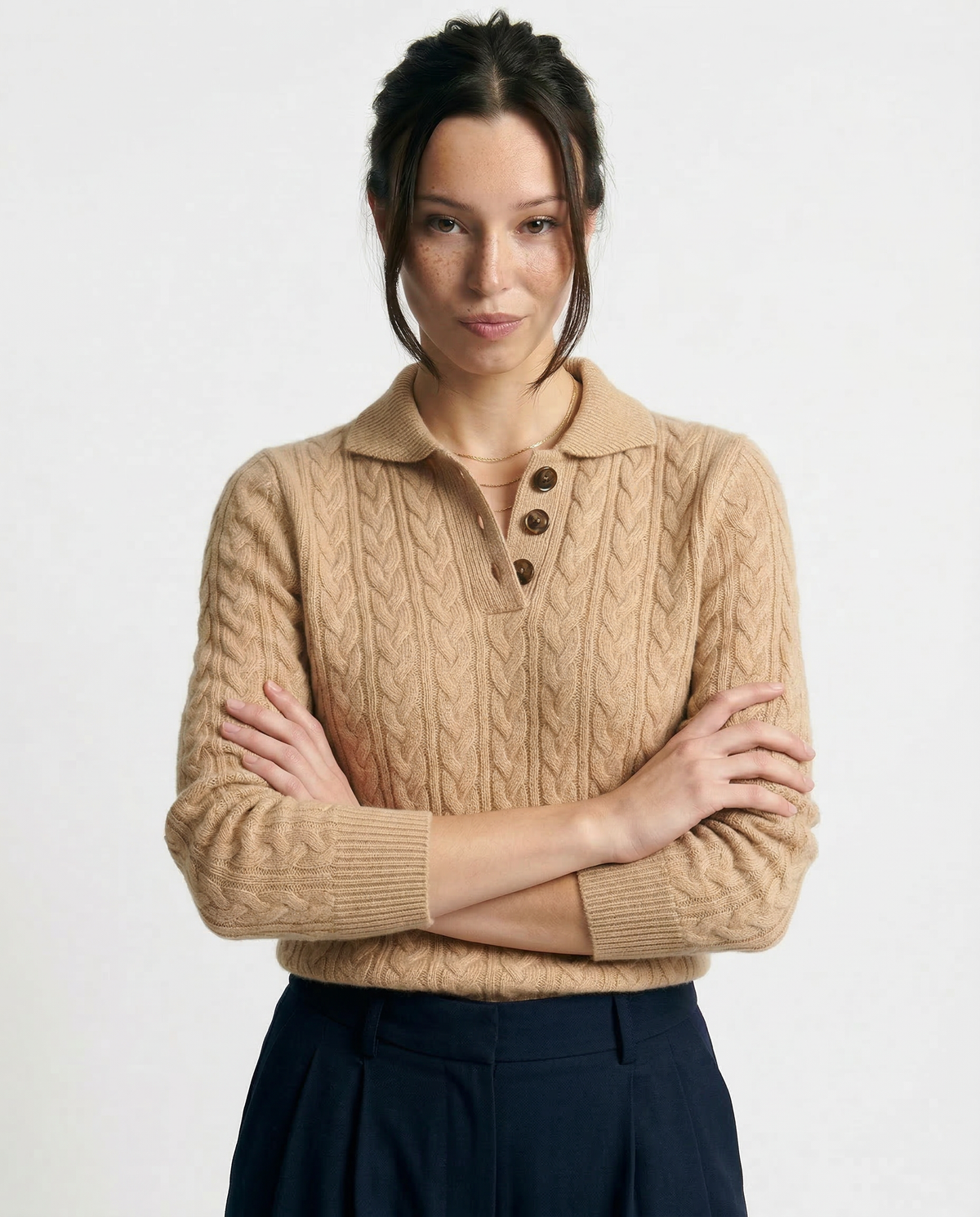 Camisola de malha entrançada com gola alta e botões