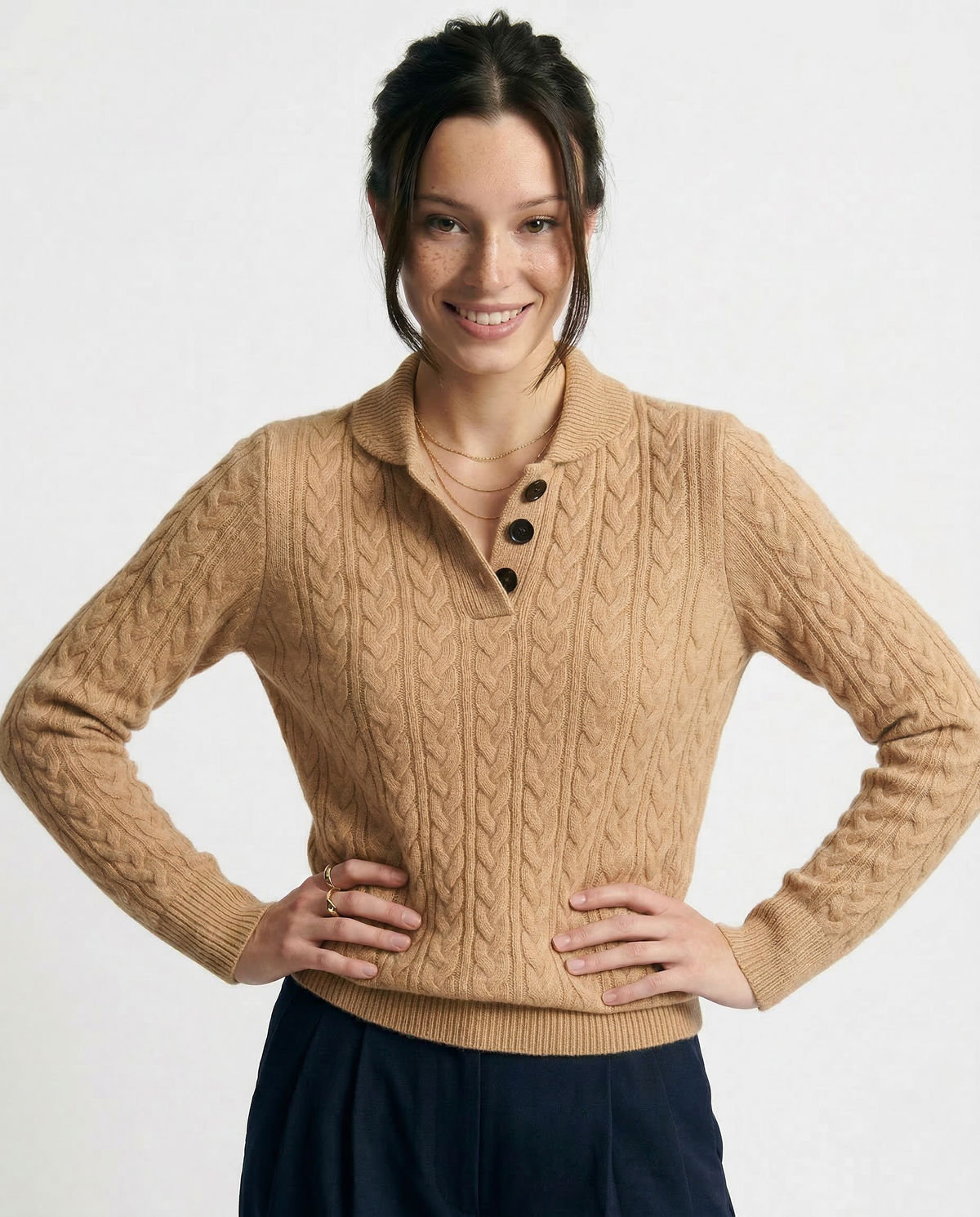 Camisola de malha entrançada com gola alta e botões