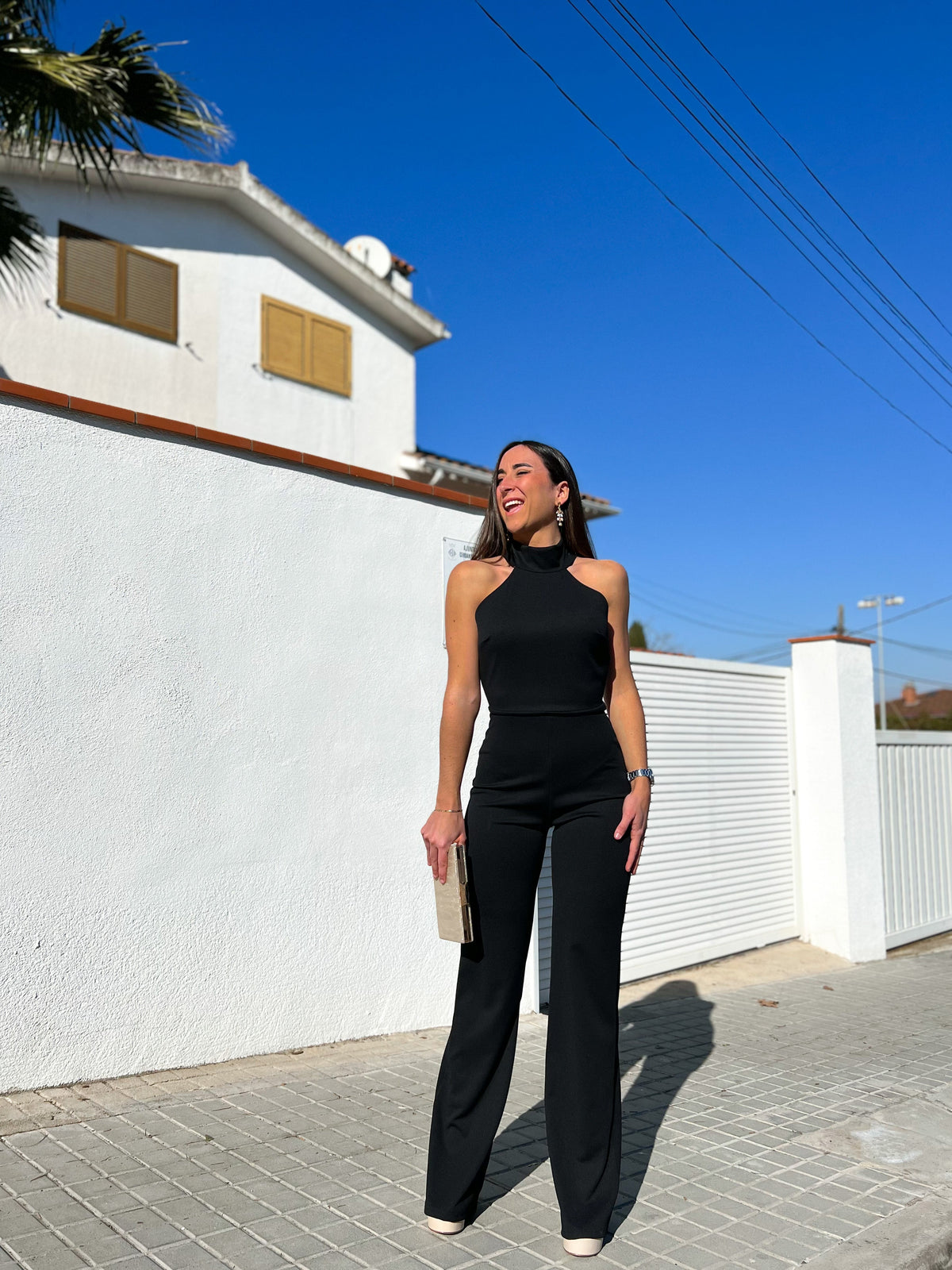Macacão preto de crepe com decote halter