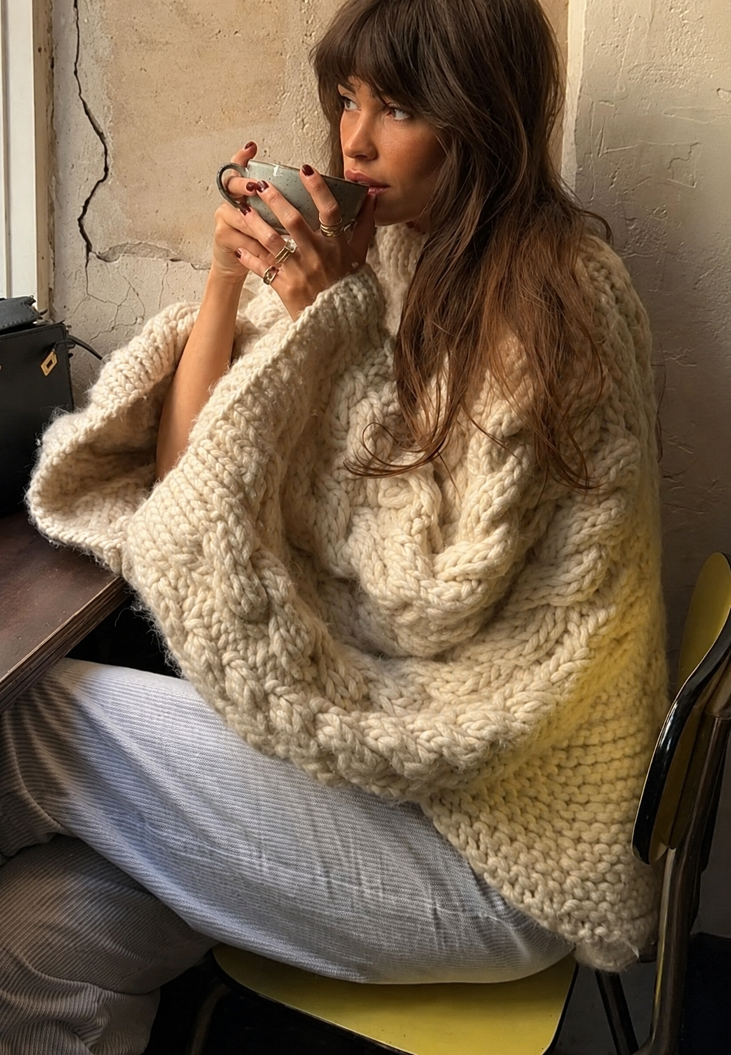 Camisola oversize de malha entrançada com gola alta e mangas evasé