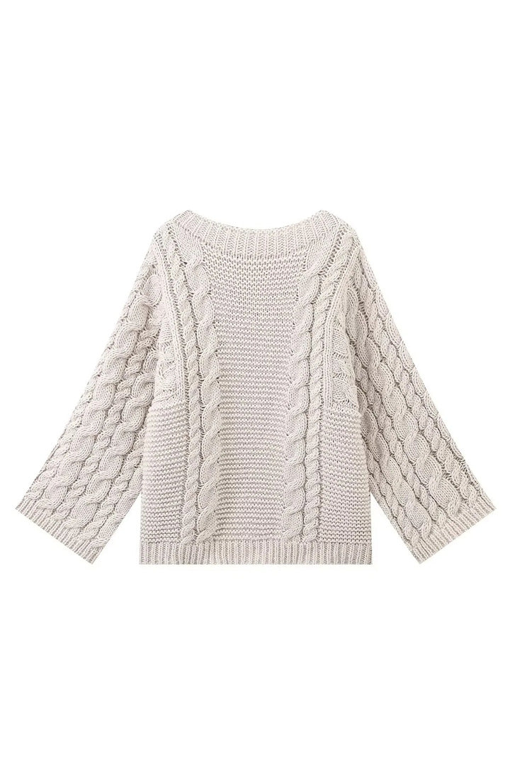 Camisola oversize de malha entrançada com gola alta e mangas evasé