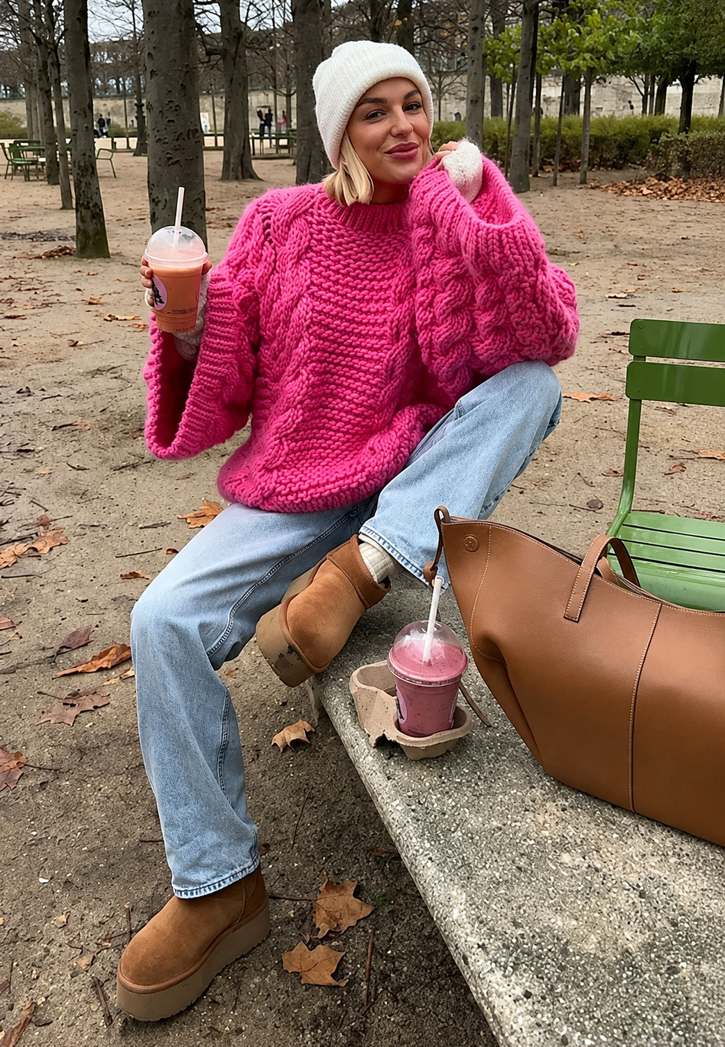 Camisola oversize de malha entrançada com gola alta e mangas evasé