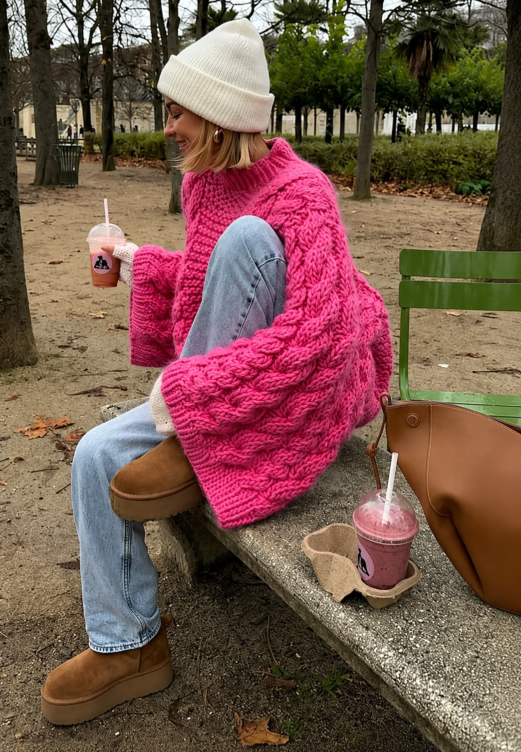 Camisola oversize de malha entrançada com gola alta e mangas evasé