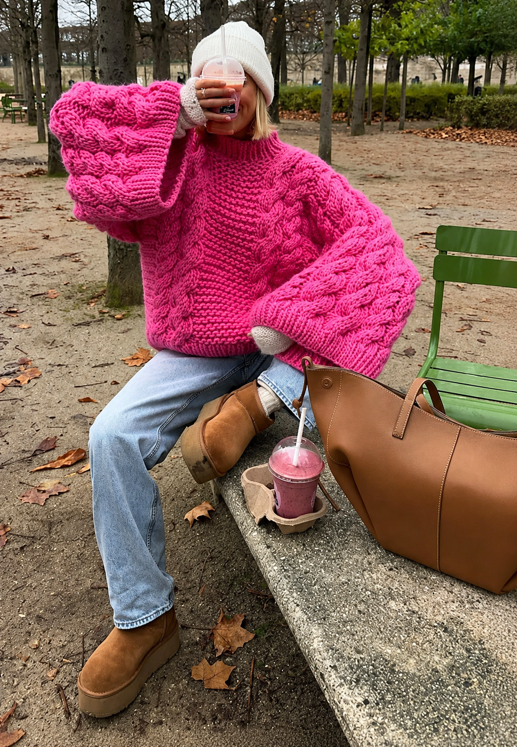 Camisola oversize de malha entrançada com gola alta e mangas evasé