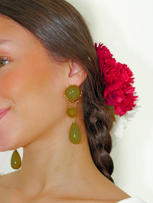 Brincos em cascata com pingentes em forma de gota e pedras verdes