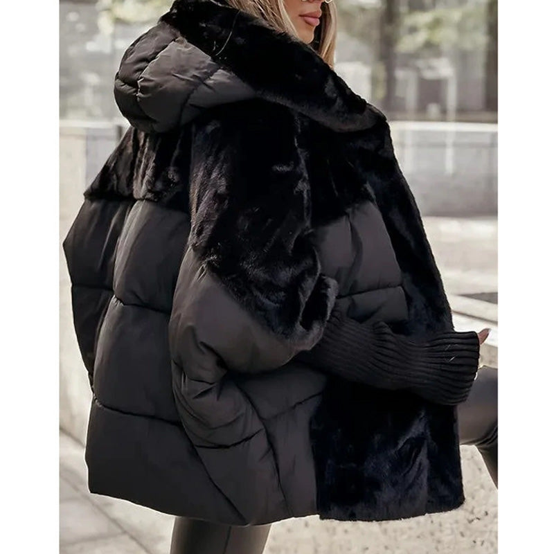 Casaco acolchoado oversize com capuz e pelo